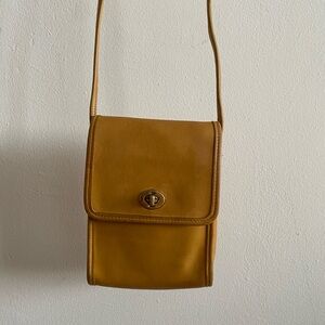 Vintage Coach Yellow Scooter Crossbody Bag (9893)